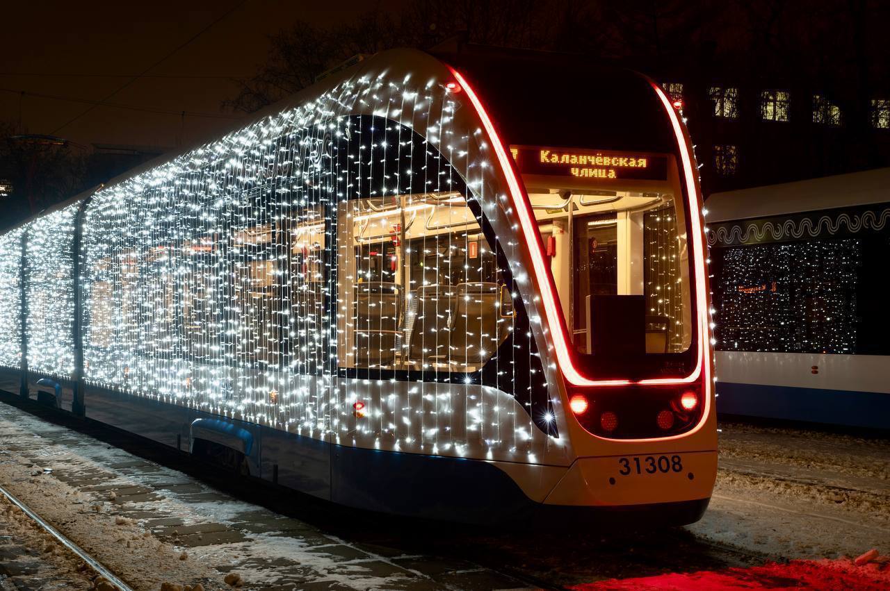 🚃 В Москве начали украшать городской транспорт
Электробусы, трамваи и поезда метро Москвы украсили к Новому году | Сетка — социальная сеть от hh.ru