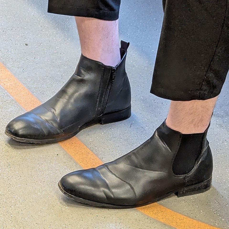 ЗАПОМНИТЕ, вот это ЧЕЛСИ!
Высокие ботинки чуть выше щиколотки. Отличительной чертой является текстильная эластичная вставка по бокам каждого ботинка | Сетка — социальная сеть от hh.ru