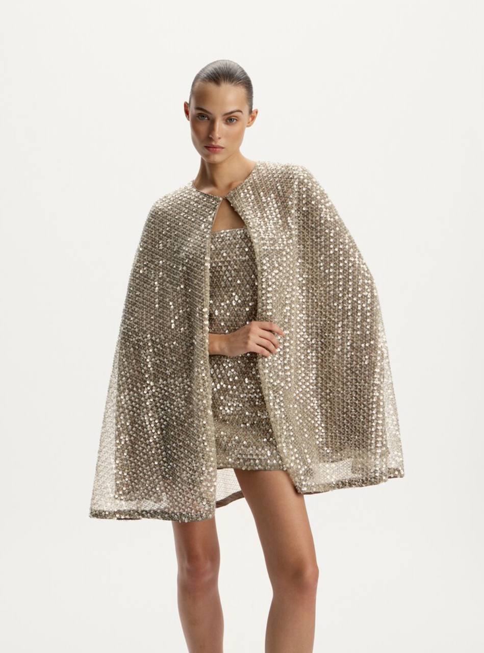 Выглядеть блестяще
До Нового года осталось две недели, и я решила, что в этот период не буду постить сложный контент | Сетка — социальная сеть от hh.ru