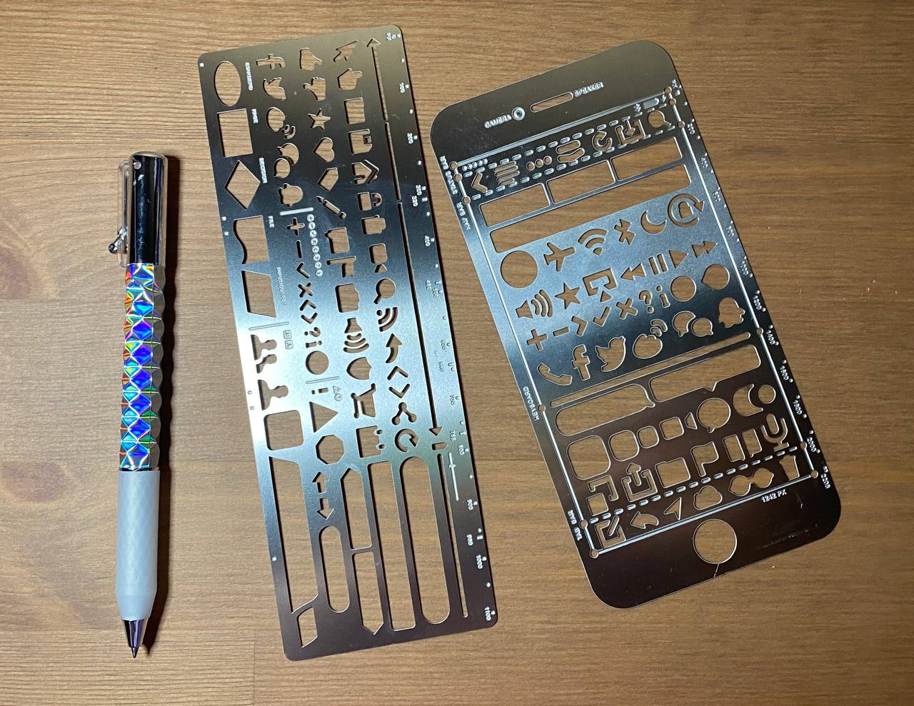 #чтоПодаритьДизайнеру 🎁 🎁
Хо-Хо-Хо #КотиЗаи мои 🥳
Скоро корпоративы и #тайныйСанта
Я принесла вам идеи подарков для дизайнеров!
📐 Наверняка каждый диз мечтал когда то иметь трафарет айфона, когда он т... | Сетка — социальная сеть от hh.ru