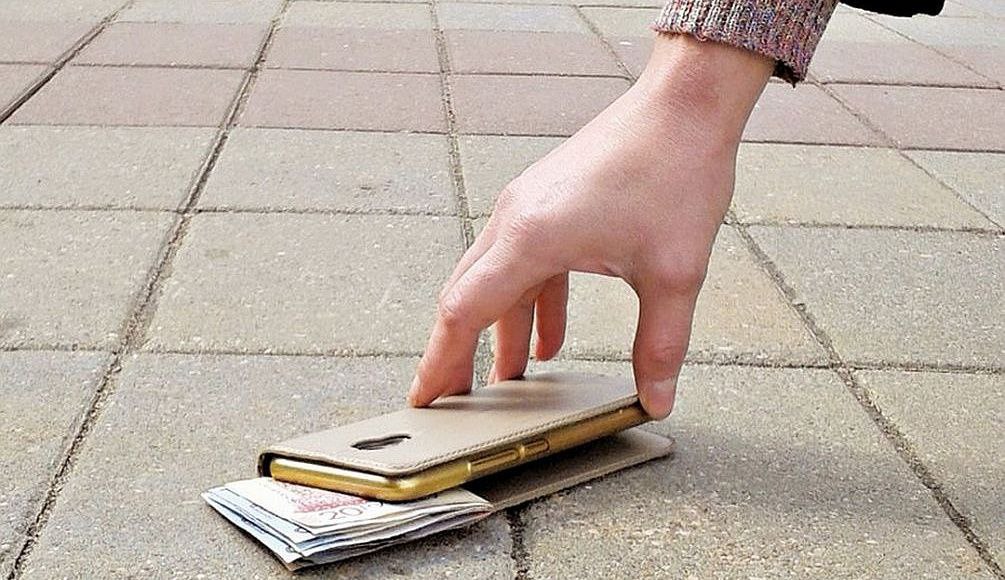 НАХОДКА VS КРАЖА
Как лежащая у подъезда купюра с Хабаровском или бесхозный смартфон могут привести к уголовному делу, читайте в этом посте!
Представим ситуацию, вы подходите к кассе магазина и видите ... | Сетка — социальная сеть от hh.ru