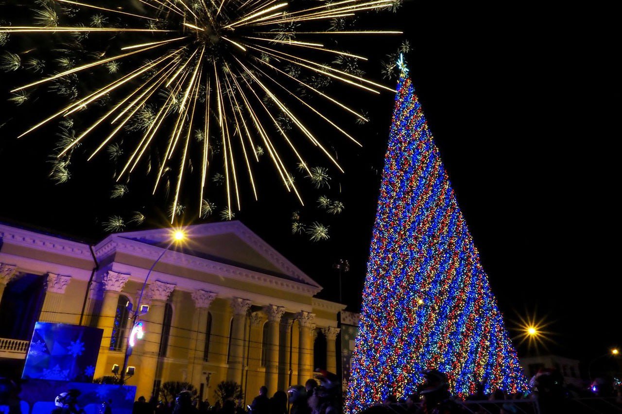 🎄18 декабря зажгут главную елку Ставрополя
В краевой столице завершили подготовку к встрече Нового 2025 года и Рождества | Сетка — социальная сеть от hh.ru