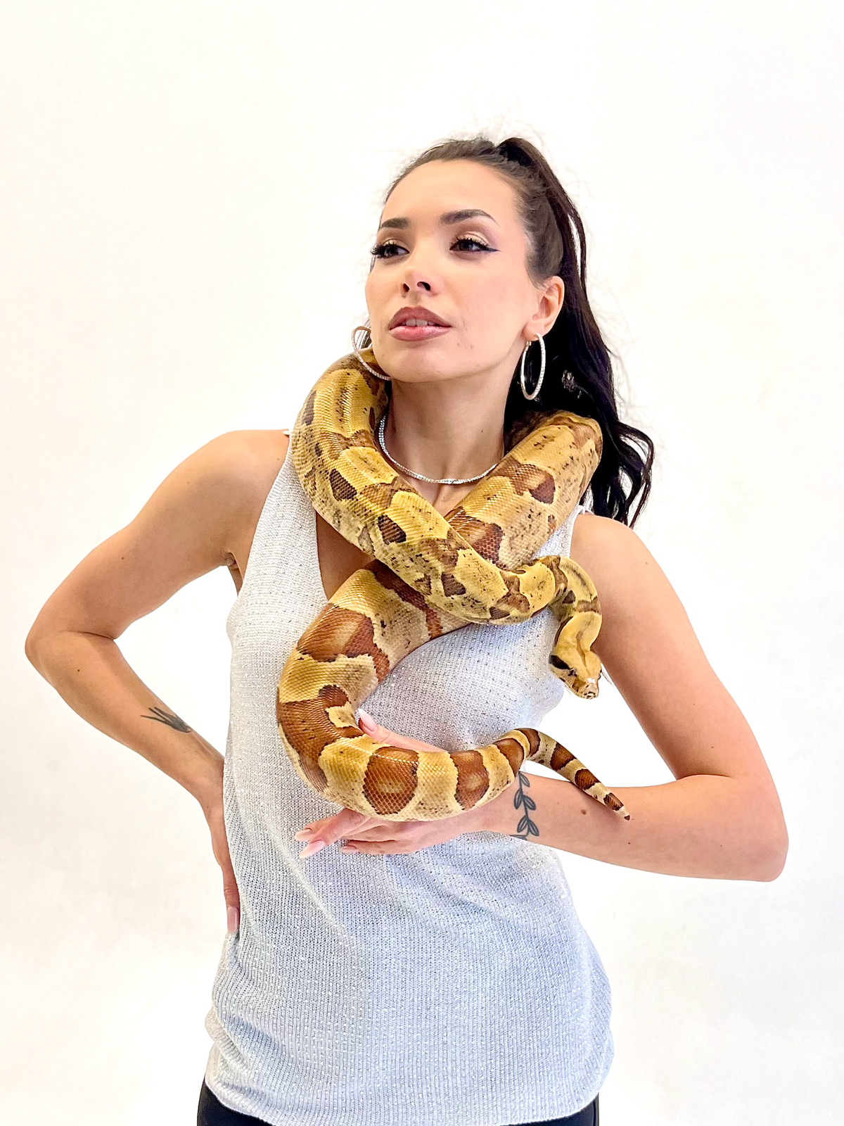 Всем привет! Первый пост, начнем сразу с актуальной темы)
Меня зовут Лариса и я уже 12 лет делаю ярче ваши фотосессии и мероприятия | Сетка — социальная сеть от hh.ru