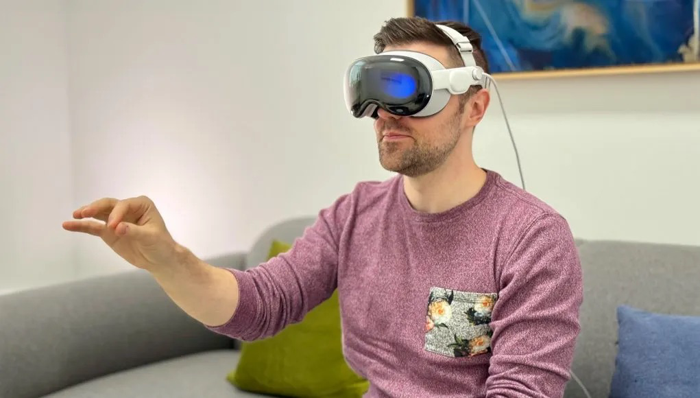 Запишу свои ощущения от эксперимента с Vision Pro в Steam VR по сравнению с Quest 2.
В целом, без нормальных контроллеров опыт хуже | Сетка — социальная сеть от hh.ru