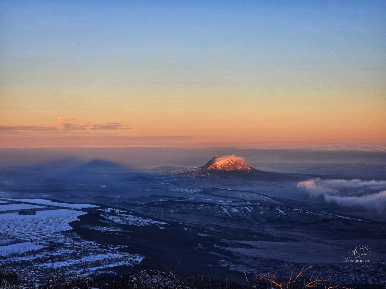 🌄 Рассвет на горе Бештау
В это время года невероятно красиво наблюдать, как первые лучи солнца освещают вершины гор и заливают их светом.
📸 @lifesunlife
@stavdvor | Сетка — социальная сеть от hh.ru
