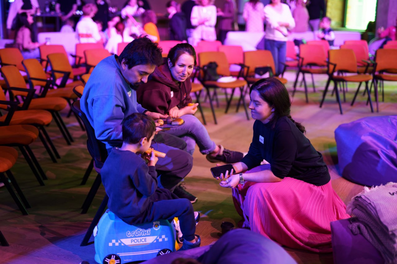 Новогодняя встреча книжного клуба Кибердома для партнёров 
8 декабря в уютной атмосфере Кибердома состоялась встреча Книжного клуба «Новогоднее чтение сказок», которую провели Екатерина Еленская, комм... | Сетка — социальная сеть от hh.ru