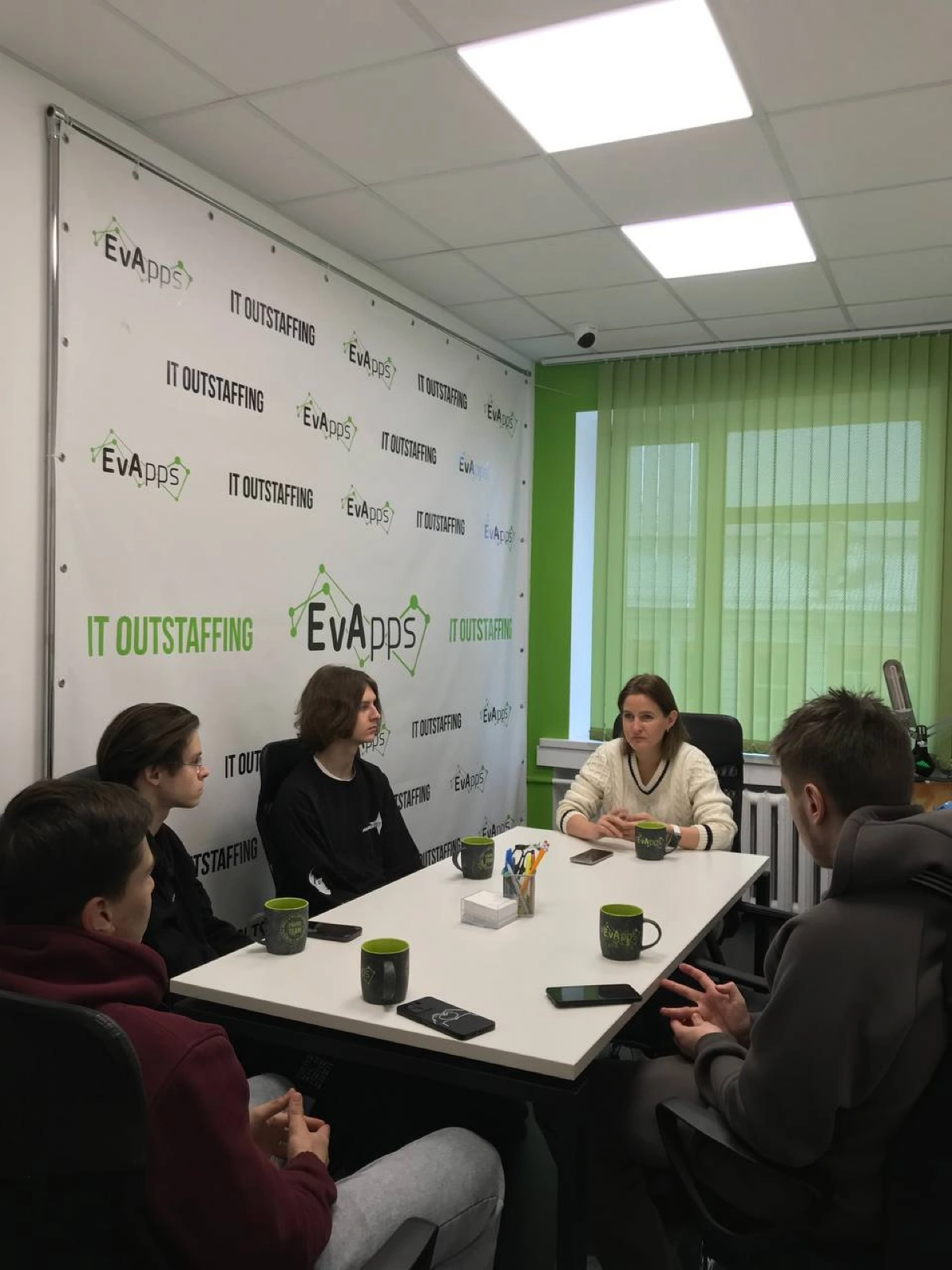 Готовим будущих профессионалов 😎
Четверо талантливых студентов-дизайнеров из коллежа цифровых технологий IT TOP приступили к практике и уже вовсю творят чудеса!
Что же они делают? Разрабатывают креати... | Сетка — социальная сеть от hh.ru
