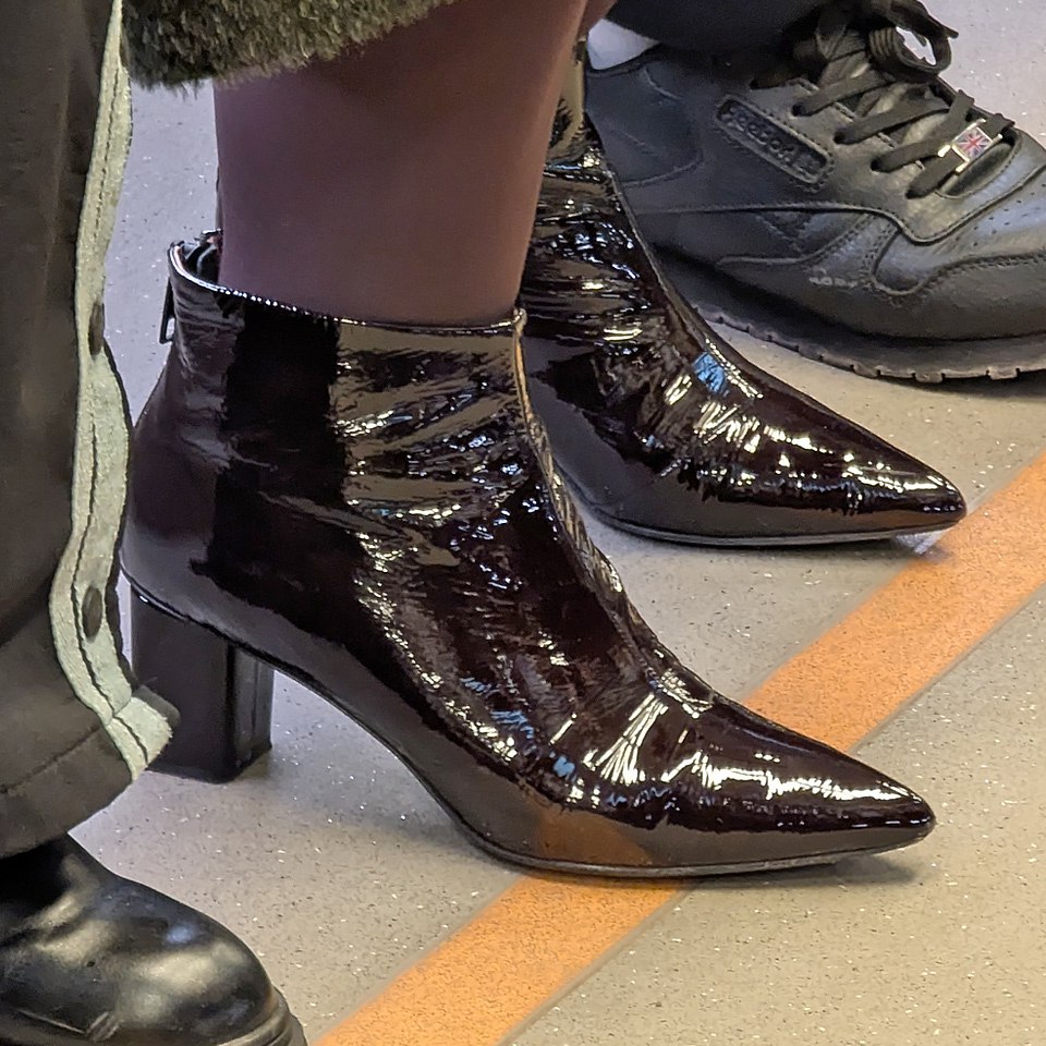 Лаковая КЛАССИКА 
Всегда актуальна ☝️
И о погоде ☁️
Сегодня в Москве пасмурно, небольшой снег
Утром -2 🌨
Днём -1 ☁️
Вечером -1 🌨
#обувь #декабрь #2024г #ногимосковскогометро #NMMetro #метро #москва #ч... | Сетка — социальная сеть от hh.ru