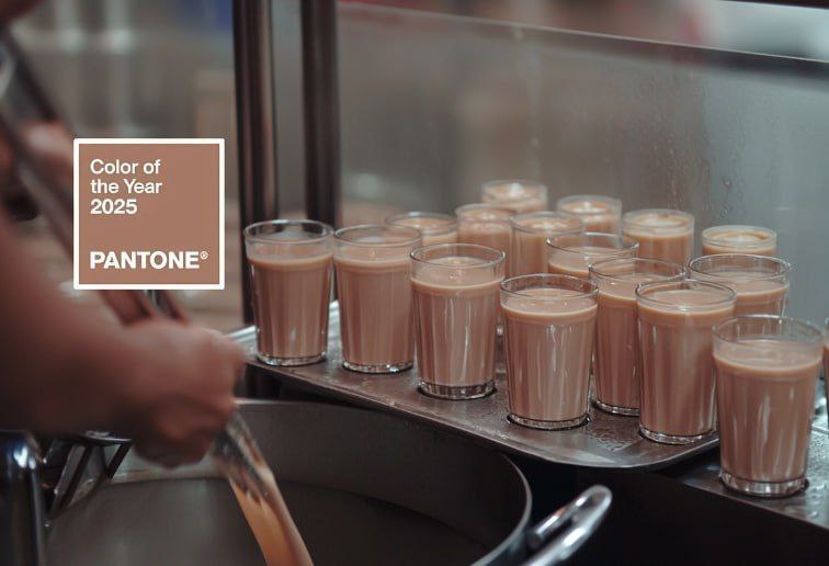 Друзья, давайте поднимем чашку кофе за цвет нового года от Pantone — Mocha Mousse!
☕️ Такой мягкий, уютный и, честно сказать, аппетитный.. | Сетка — социальная сеть от hh.ru