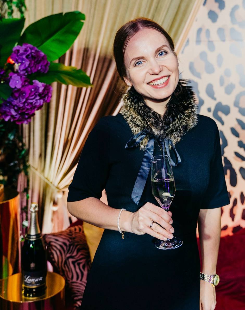 А еще Cocktail - это дресс-код.
На этой неделе иду на два мероприятия с такой формулировкой в приглашении. Собрала в список обязательные пункты. Сохраняйте | Сетка — социальная сеть от hh.ru