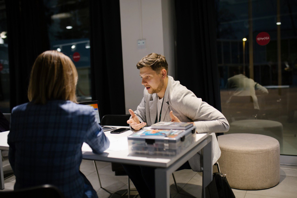 Самая большая глупость — это делать одно и то же и надеяться на другой результат!
Зациклились на чём-то, а результата нет? Знакомо? Часто мы упираемся в стену, снова и снова повторяя одни и те же дейс... | Сетка — социальная сеть от hh.ru