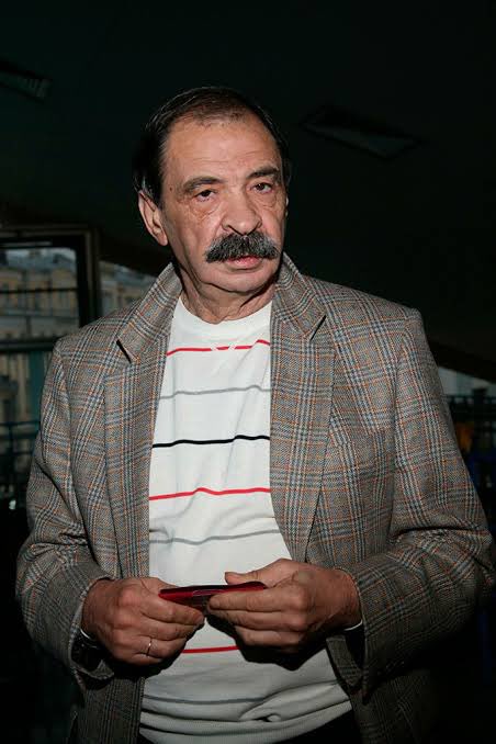 Тимати решил отпустить усы и мгновенно стал мемом в Твиттере. Теперь его сравнивают с Олейниковым, Панкратовым, Лапенко и другими персонажами кино, а также с дядей Аликом из соседнего подъезда | Сетка — социальная сеть от hh.ru