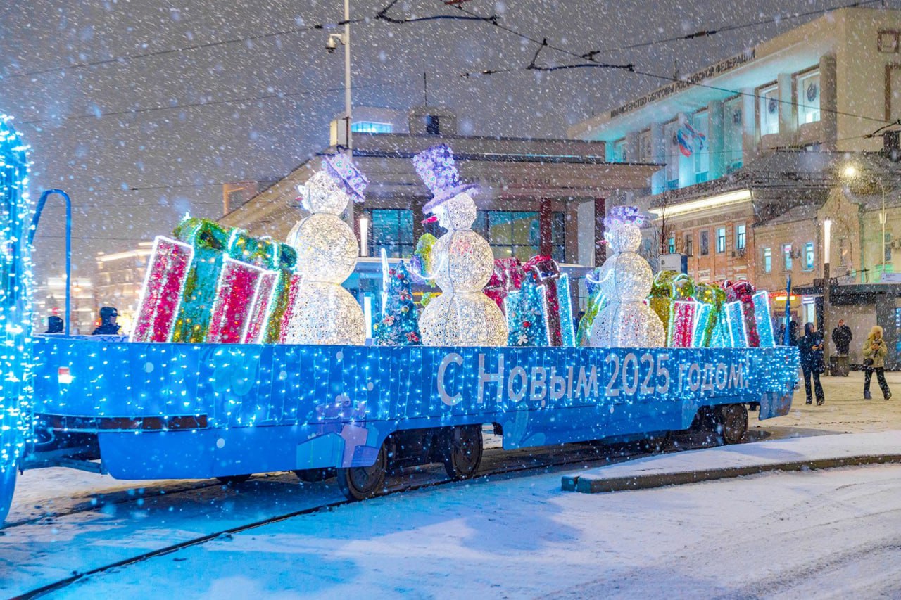 🎄По столице вновь курсирует новогодний трамвай «Татра Т3»
Увидеть уникальный вагон с прицепом, украшенный праздничными гирляндами и яркими фигурами снеговиков, можно каждый день утром с 05:30 до 09:00... | Сетка — социальная сеть от hh.ru