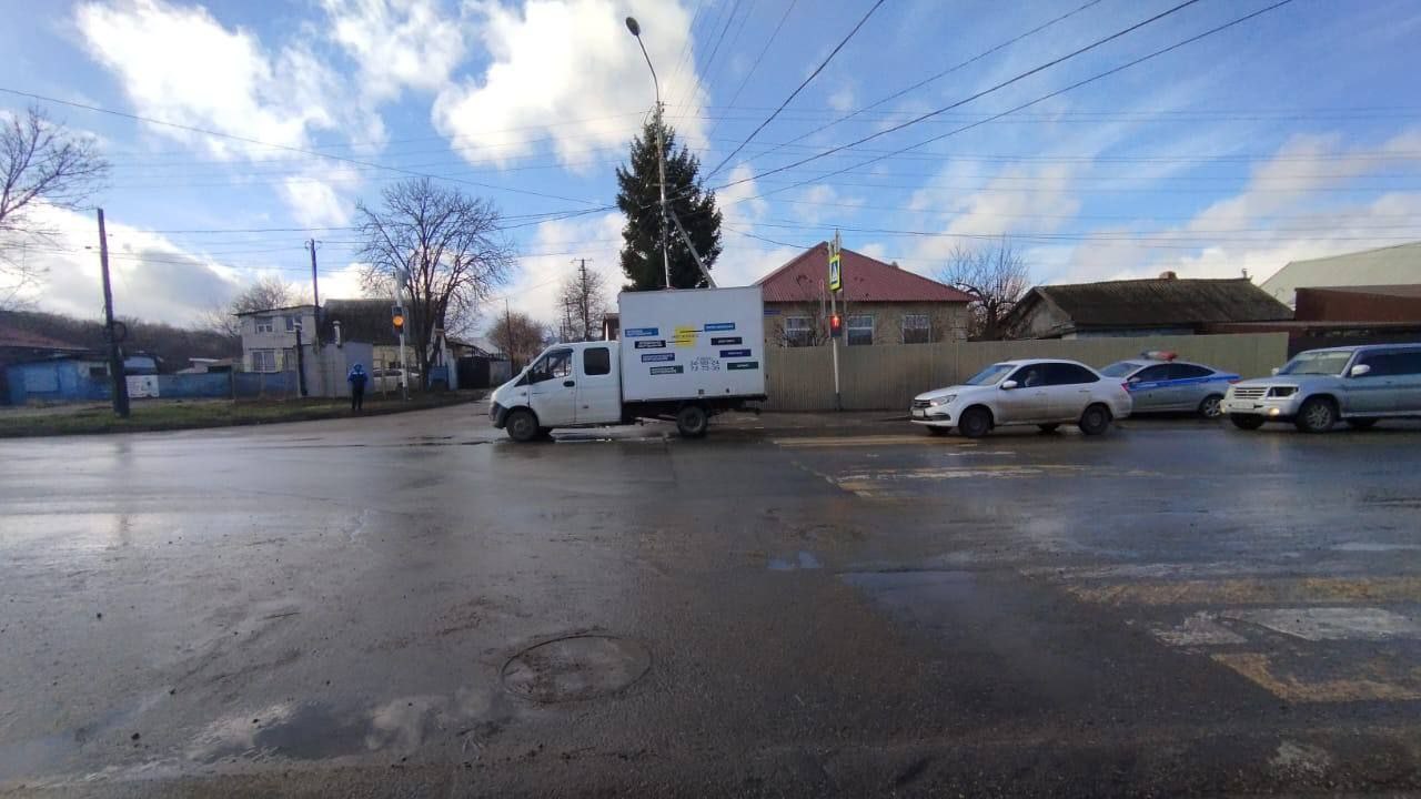В Ставрополе вчера на Чапаевском проезде водитель «Газели» проехал на красный свет и сбил 13-летнего подростка на пешеходном переходе.
Мальчик получил травму головы | Сетка — социальная сеть от hh.ru