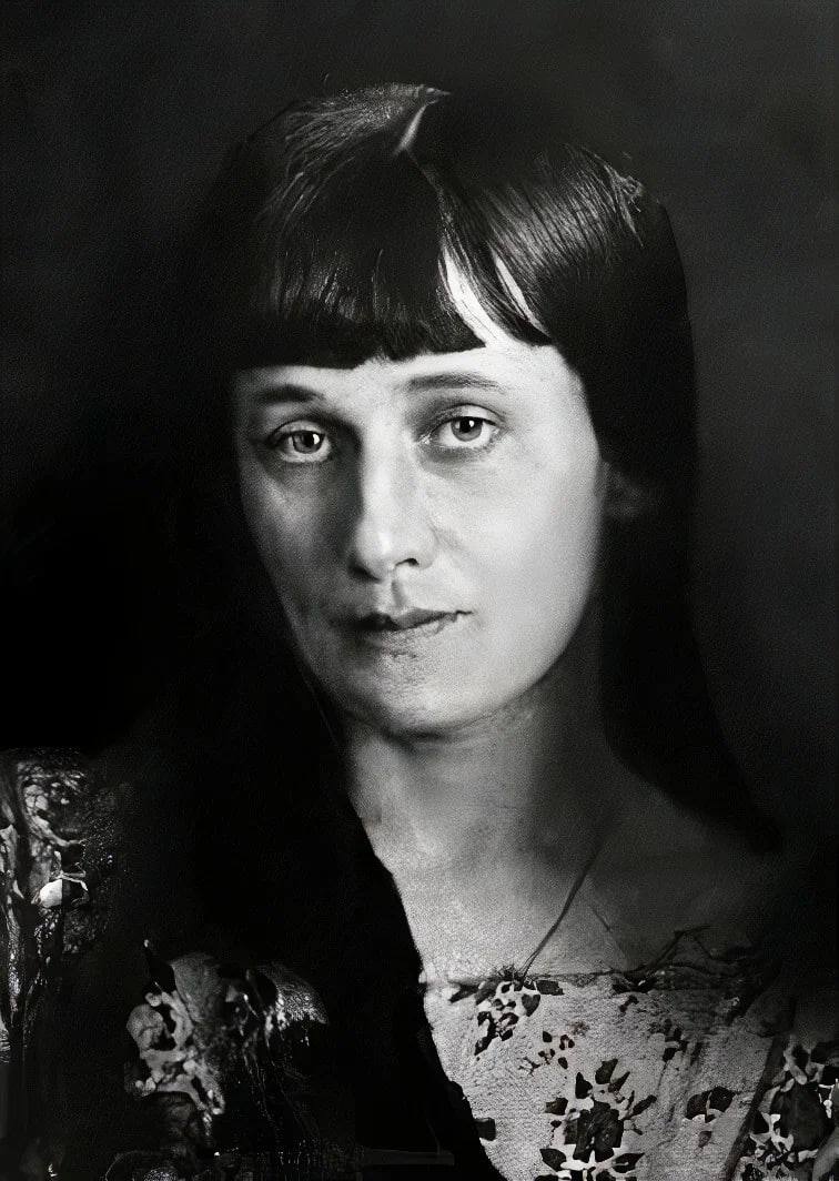 Анна Ахматова✍🏻 В сущности, никто не знает, в какую эпоху он живёт. Так и мы не знали в начале десятых годов, что жили накануне первой европейской войны и Октябрьской революции | Сетка — социальная сеть от hh.ru