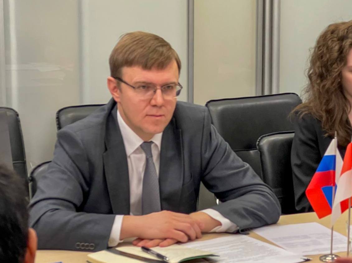🇷🇺🇮🇩Россия и Индонезия укрепляют взаимодействие в энергетической сфере
Роман Маршавин и Посол Индонезии в России Жозе Антонио Морато Тавареш обсудили перспективы сотрудничества по линии ТЭК | Сетка — социальная сеть от hh.ru