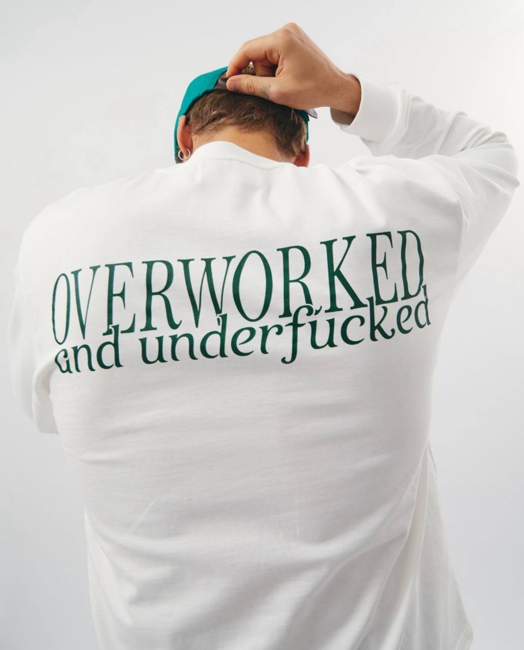 Коллеги, униформа на остаток декабря для всех, кто *overworked and underfucked
Благодарить* — бренд андердог | Сетка — социальная сеть от hh.ru
