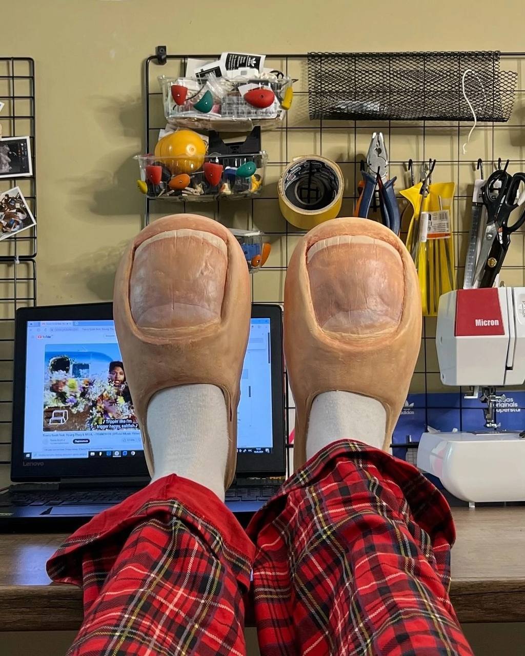 9 достойных кроссовок за 2024 год по мнению Сделано в России.
1. Canyaon x Bravest Studio
2. Nike Air Zoom Vomero 5 "Black Light Silver"
3 Timbs by MSCHF
4. TMNT x adidas originals Superstar
5 | Сетка — социальная сеть от hh.ru