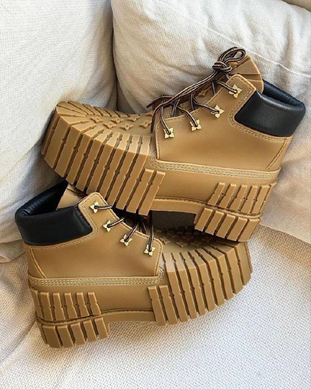 9 достойных кроссовок за 2024 год по мнению Сделано в России.
1. Canyaon x Bravest Studio
2. Nike Air Zoom Vomero 5 "Black Light Silver"
3 Timbs by MSCHF
4. TMNT x adidas originals Superstar
5 | Сетка — социальная сеть от hh.ru