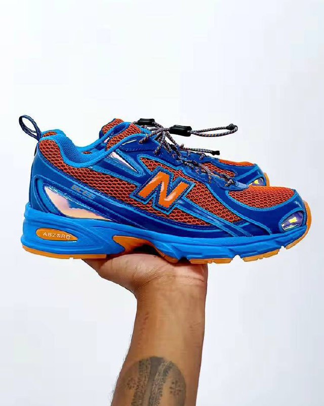 9 достойных кроссовок за 2024 год по мнению Сделано в России.
1. Canyaon x Bravest Studio
2. Nike Air Zoom Vomero 5 "Black Light Silver"
3 Timbs by MSCHF
4. TMNT x adidas originals Superstar
5 | Сетка — социальная сеть от hh.ru