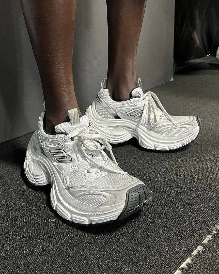 9 достойных кроссовок за 2024 год по мнению Сделано в России.
1. Canyaon x Bravest Studio
2. Nike Air Zoom Vomero 5 "Black Light Silver"
3 Timbs by MSCHF
4. TMNT x adidas originals Superstar
5 | Сетка — социальная сеть от hh.ru