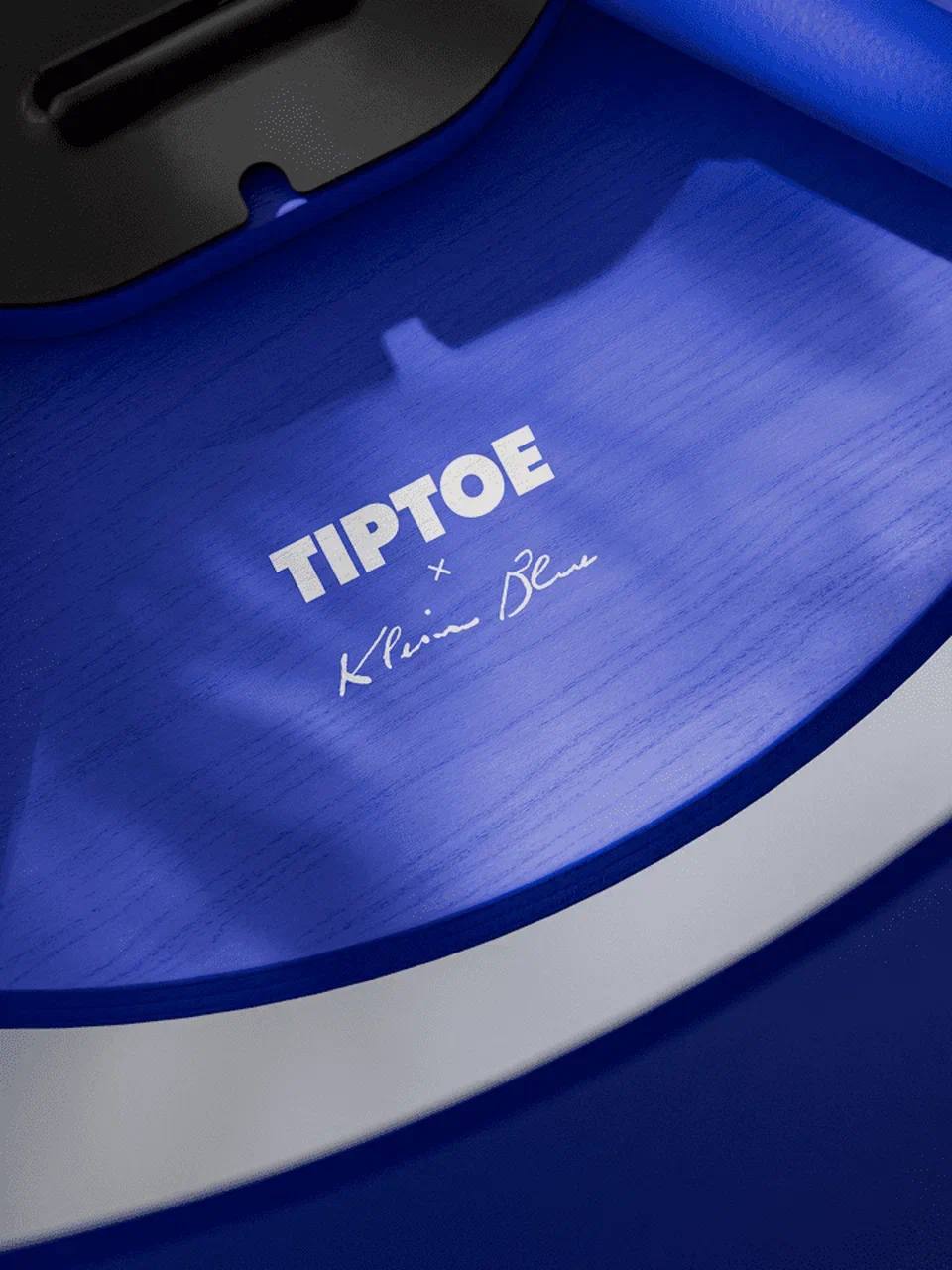 Парижский мебельный бренд Tiptoe вновь обратился к архивам знаменитого художника Ива Кляйна для создания новой линейки объектов | Сетка — социальная сеть от hh.ru