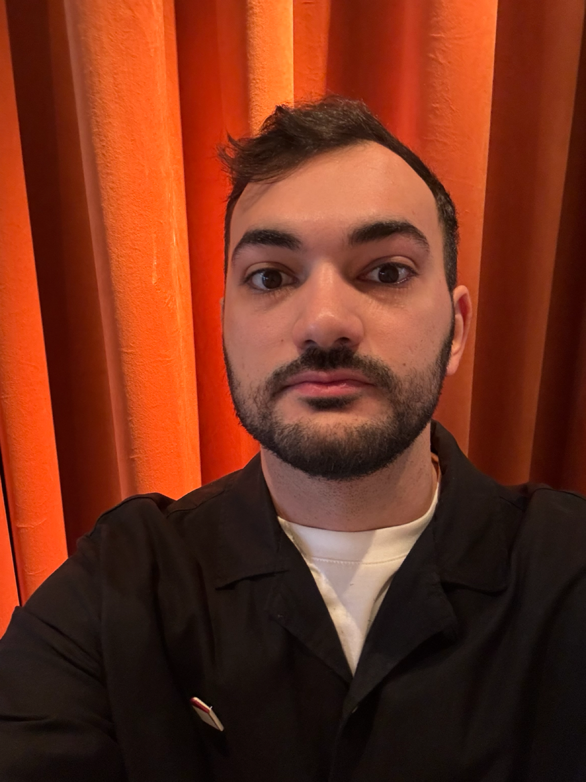 Как думаете, когда инженер проектирует мост, ему кто-то говорит как надо его лучше спроектировать?
Пациент на кушетке подсказывает врачу как ему лечить?
Вряд ли 🐯
Но вот прикол) почему в других сферах... | Сетка — социальная сеть от hh.ru