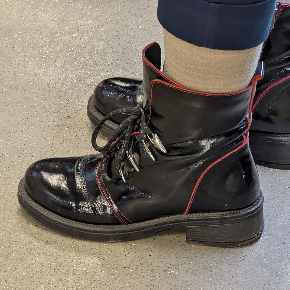 Есть вещи, которые внешне выглядят в разы дороже, чем они реально стоят 💰. И это именно тот вариант.
Лак + тонкая красная строчка придают лоск с виду обычным ботинкам | Сетка — социальная сеть от hh.ru