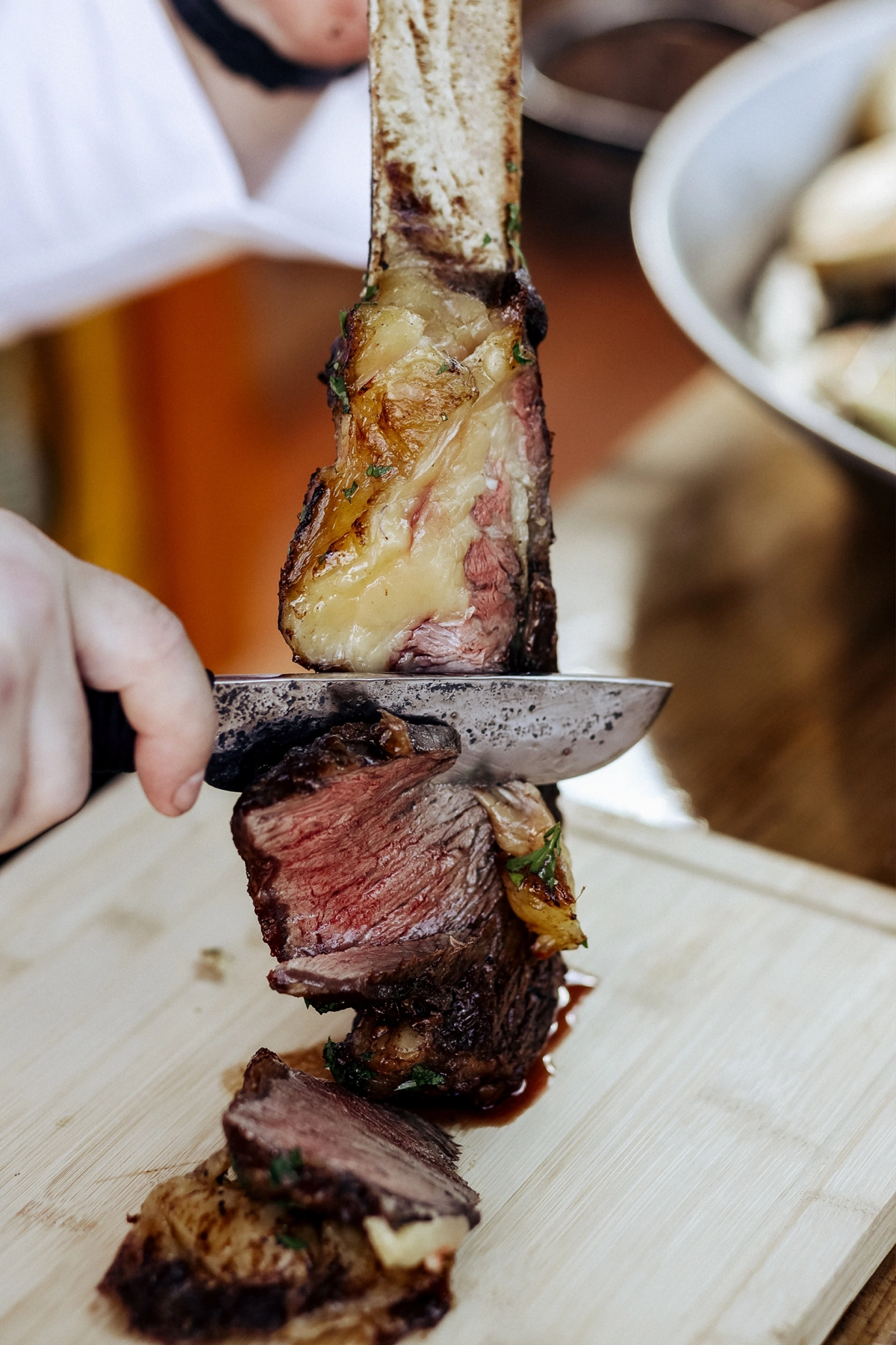 #тффуд
Снял контент для мобильного шефа. Уложились в 2 часа, затем ещё полтора часа все это ели и запивали вином. Думаю стать фотографом шефов :) | Сетка — социальная сеть от hh.ru