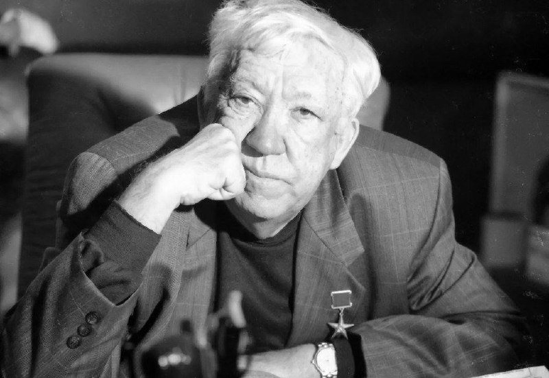 Юрий Никулин✍🏻 А сейчас мы проедем эту большую стену, и вы увидите район, где все бросили пить и курить. Мы оживились. Кинулись к окнам автобуса | Сетка — социальная сеть от hh.ru