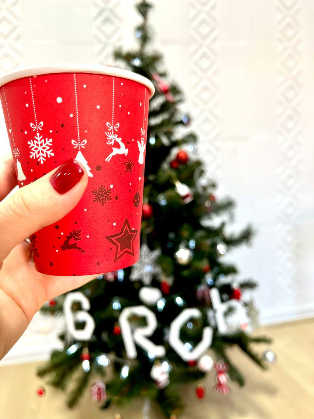 🎄Новый год все ближе, и мы не удержались — украсили офис GRCH. В праздничной атмосфере работать стало еще уютнее.
А вы уже украсили рабочее место? | Сетка — социальная сеть от hh.ru