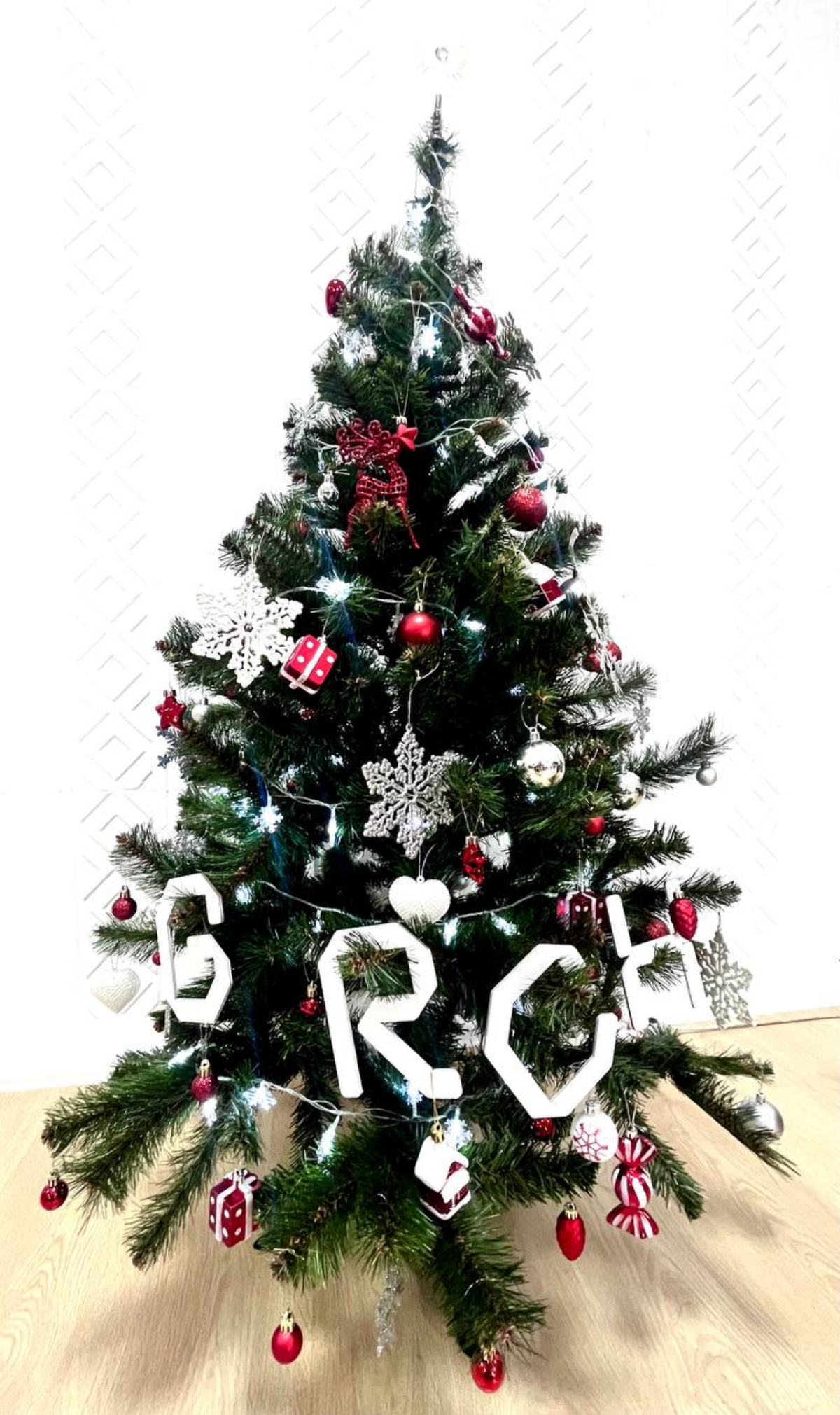 🎄Новый год все ближе, и мы не удержались — украсили офис GRCH. В праздничной атмосфере работать стало еще уютнее.
А вы уже украсили рабочее место? | Сетка — социальная сеть от hh.ru