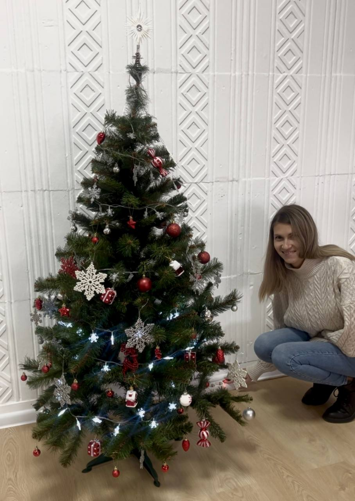 🎄Новый год все ближе, и мы не удержались — украсили офис GRCH. В праздничной атмосфере работать стало еще уютнее.
А вы уже украсили рабочее место? | Сетка — социальная сеть от hh.ru