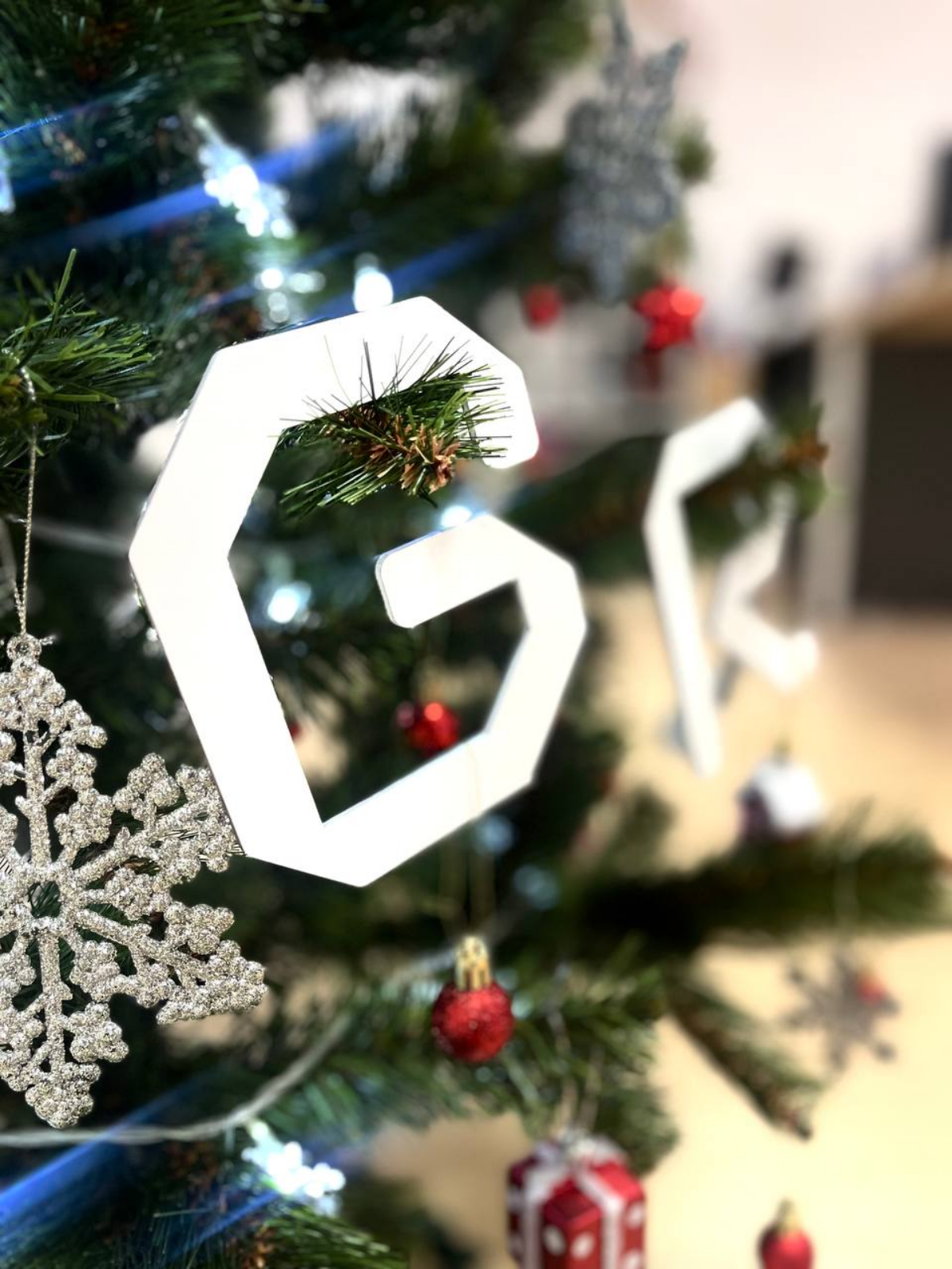 🎄Новый год все ближе, и мы не удержались — украсили офис GRCH. В праздничной атмосфере работать стало еще уютнее.
А вы уже украсили рабочее место? | Сетка — социальная сеть от hh.ru