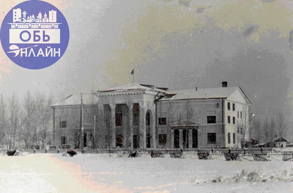 ↗ Здание Новосибирской духовной семинарии построили в конце 1930-х годов, и сначала в нём размещалось лётное училище. Позже в нем организовали гарнизонный дом офицеров | Сетка — социальная сеть от hh.ru