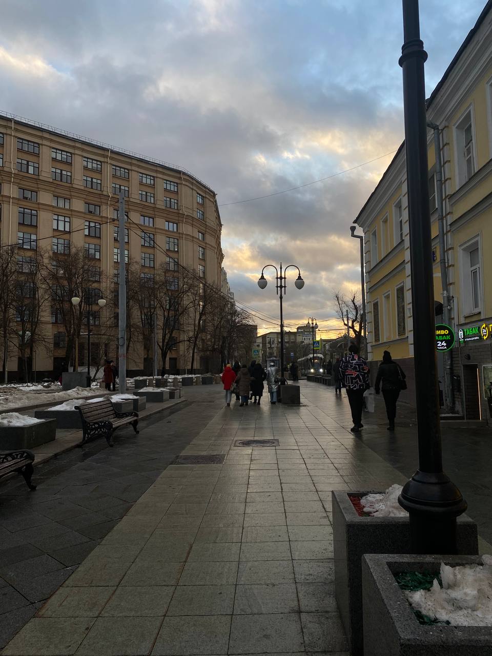гуд морнинг с красивых выходных!
Москва радовала солнцем и это просто любовь🥹💜
сегодня у меня последний рабочий день (я надеюсь), после него буду заниматься только рефлексией, стратегией и планировани... | Сетка — социальная сеть от hh.ru