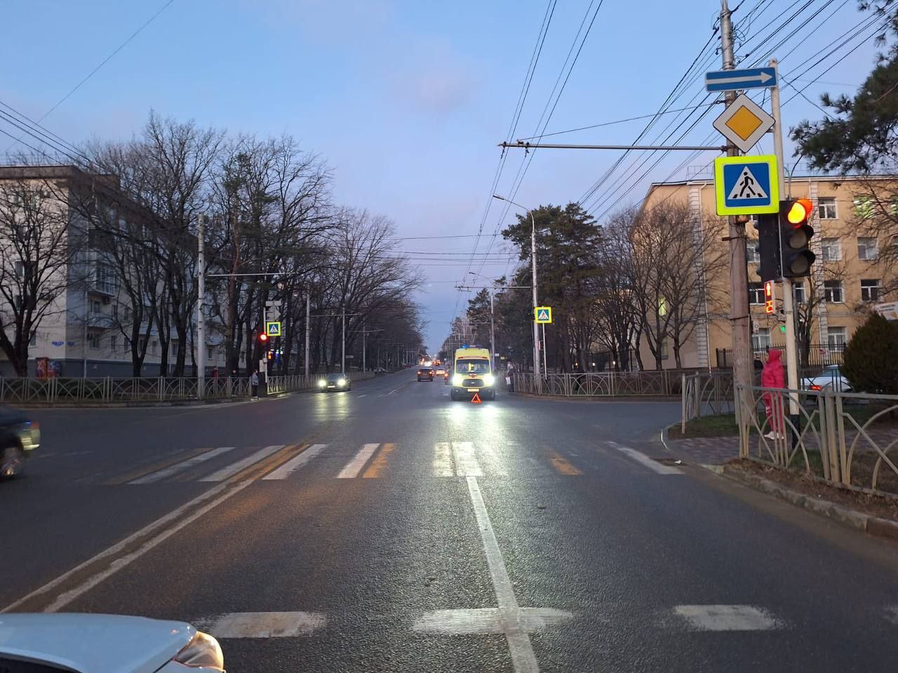 Женщина-пешеход погибла под колесами иномарки в центре Ставрополя
Около 6 часов утра на пересечении улиц Мира и Ломоносова автомобиль Toyota Camry сбил женщину | Сетка — социальная сеть от hh.ru