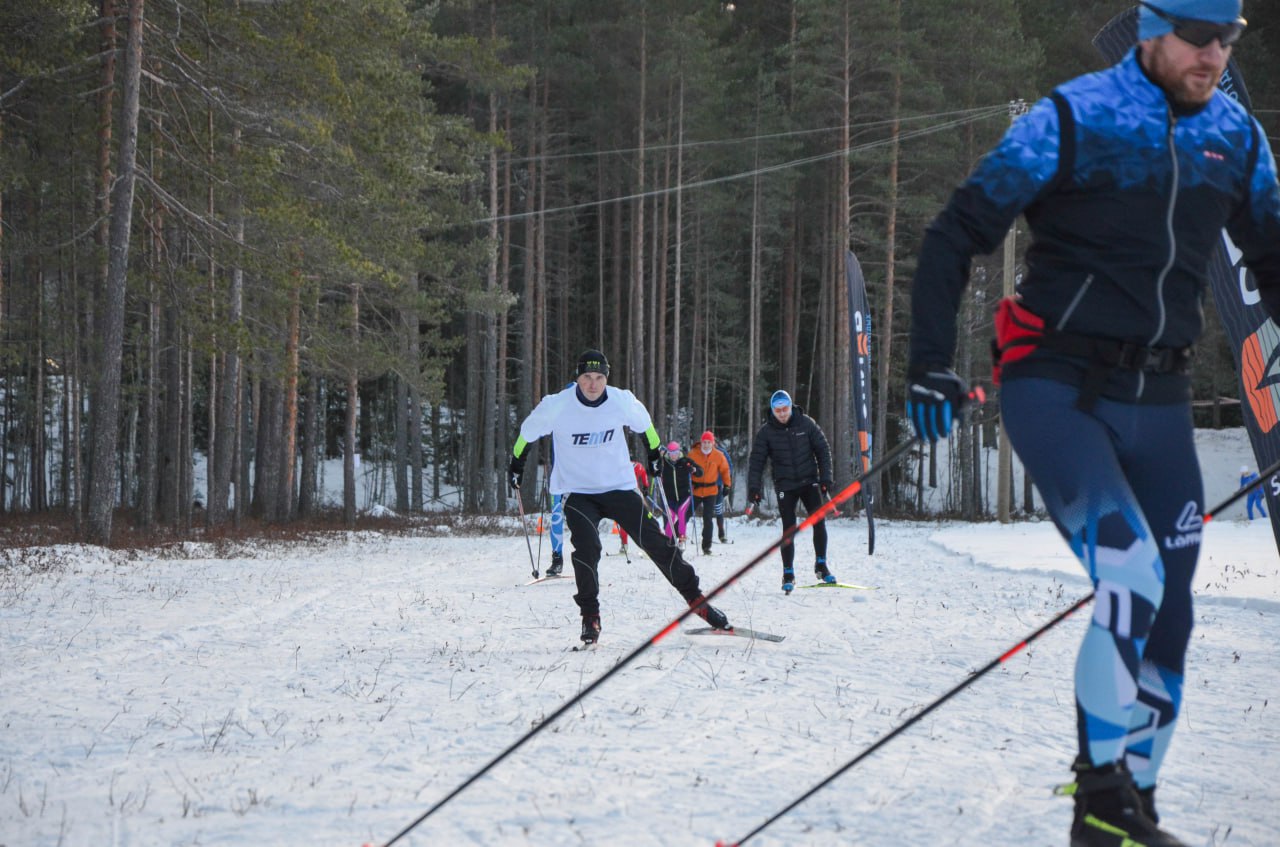 21 декабря состоялось открытие лыжного сезона в Орехово. Участники были разделены на возрастные группы и бежали дистанции 1 | Сетка — социальная сеть от hh.ru