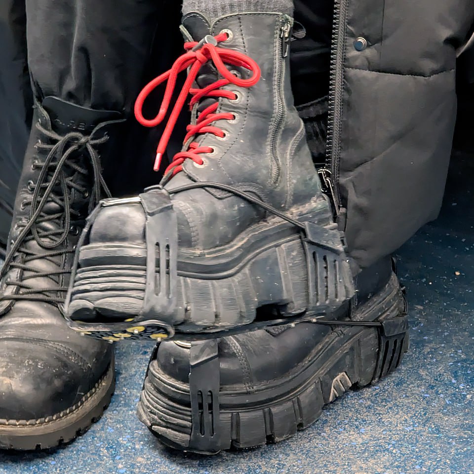 ТИПИЧНОЕ #17
И снова ботинки с красными шнурками, но уже по ЗИМНЕМУ.. | Сетка — социальная сеть от hh.ru