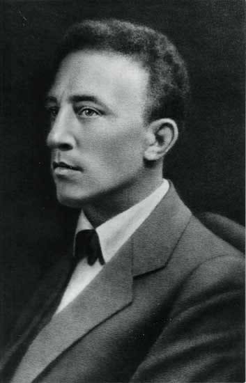 ❤️ Александр Блок
Ты и сам иногда не поймёшь,
отчего так бывает порой,
что собою ты к людям придёшь,
а уйдёшь от людей — не собой.
#стихи
Telegram канал Дом-Книг📕📗📘📙https://t.me/domkn | Сетка — социальная сеть от hh.ru