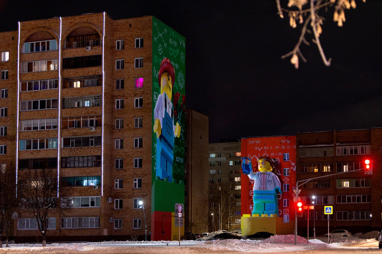 В Екатеринбурге разместили арт-объект «Формула любви» при поддержке «СИБУР» и продюсерского проекта STENKA.
Арт-объект создан на паблик-арт программе «КАМ-ОН» | Сетка — социальная сеть от hh.ru