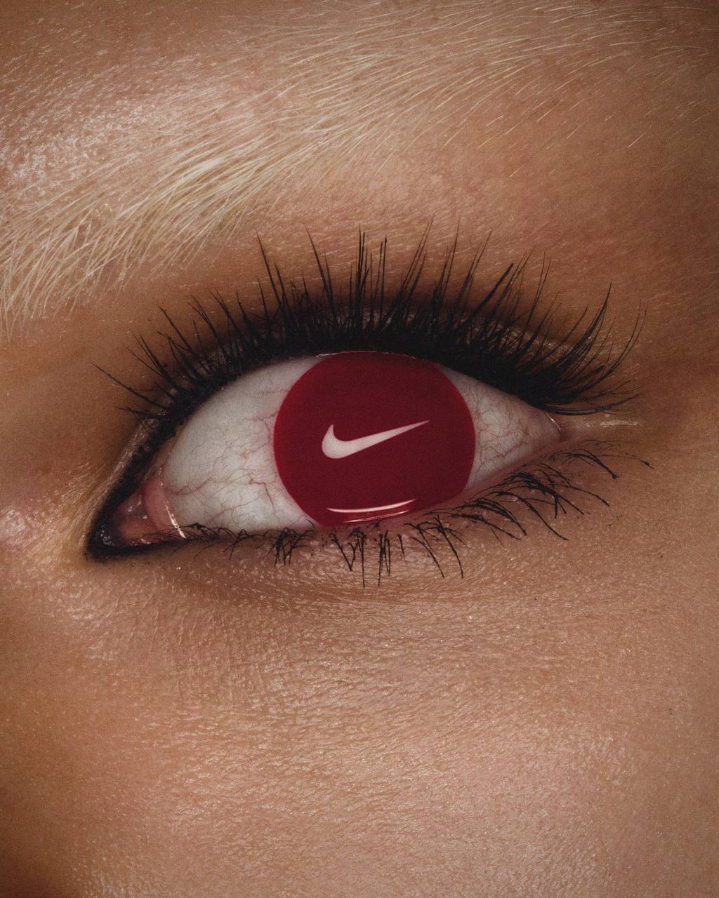 Красная дорожка. Nike представили такую в беге, изящно изобразив линии разметки губной помадой | Сетка — социальная сеть от hh.ru