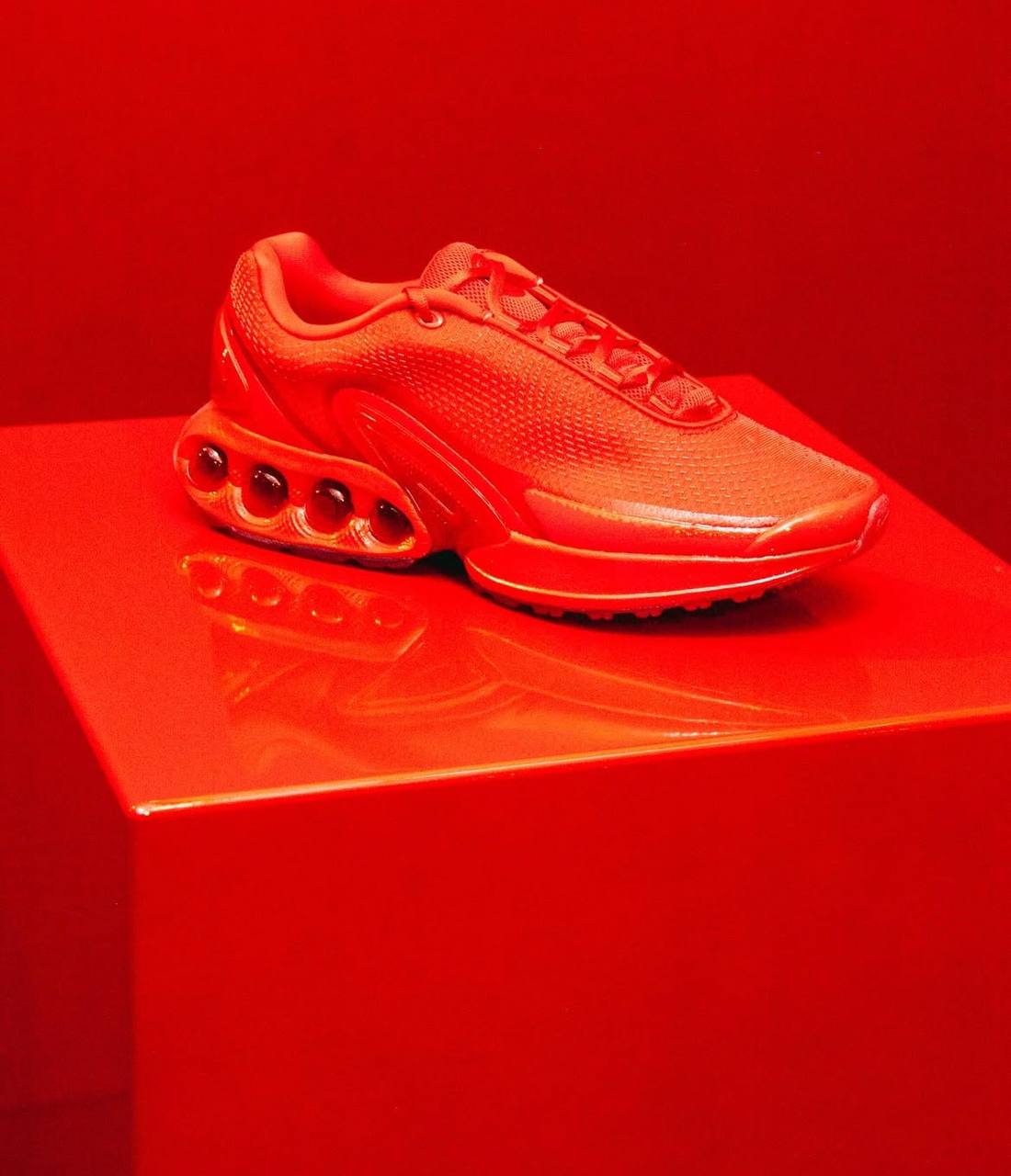 Красная дорожка. Nike представили такую в беге, изящно изобразив линии разметки губной помадой | Сетка — социальная сеть от hh.ru