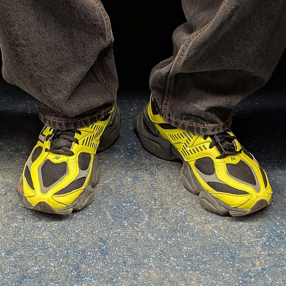 Очень хорошо видны и заметны 👀 в такую "ПРЕКРАСНУЮ" погоду ☁️💩
И это NEW BALANCE 9060
Вот, что пишут об этой модельке 👇
Кроссовки New Balance 9060 вдохновлены классическими моделями 2000-х годов | Сетка — социальная сеть от hh.ru