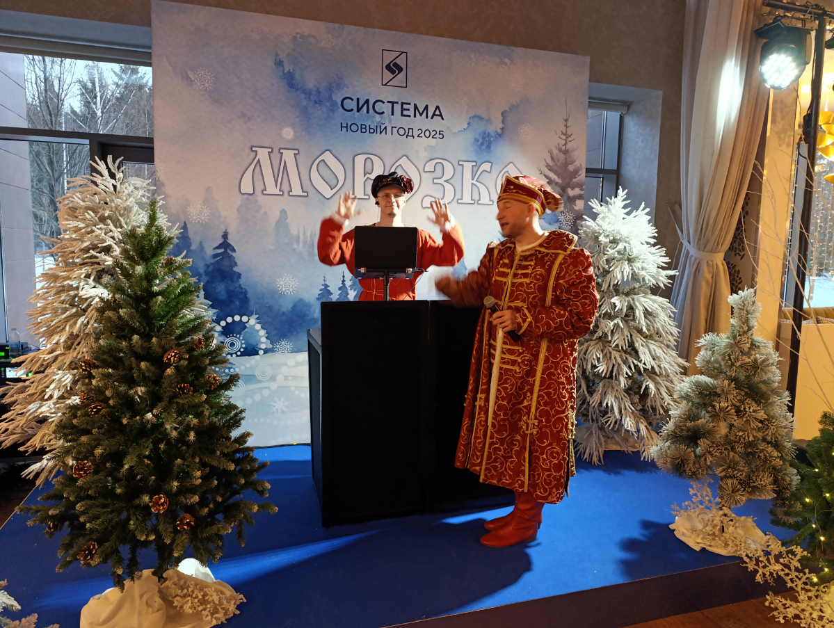 Новогодний корпоратив для АФК Система совместно с агентством Amigo Event Service.
За декор отвечала Алёна Гасанова. Ведущий Вадим Ждан и Ольга Жук. Хедлайнеры Artik&Asti | Сетка — социальная сеть от hh.ru