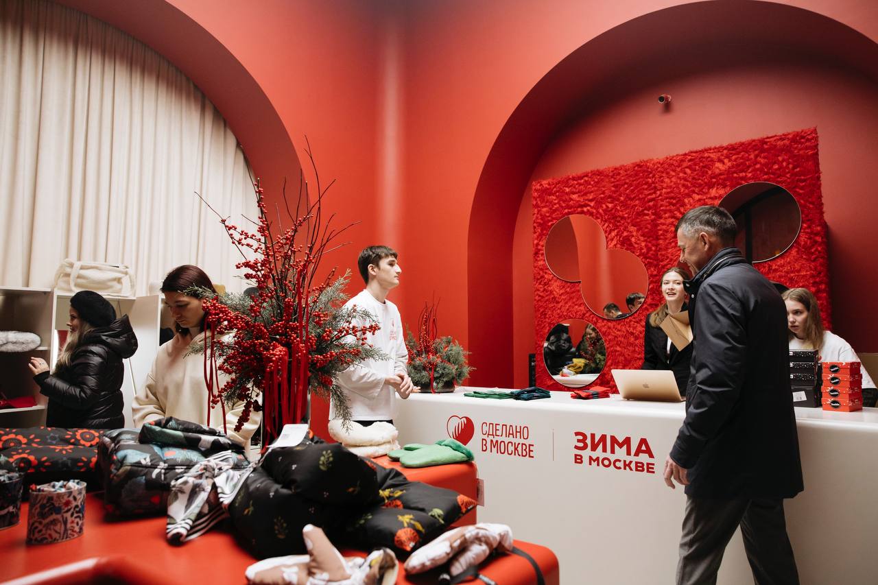 🎄На Арбате открылся павильон аксессуаров «Белый шар»
в выходные с 10:00 до 22:00
в будние дни с 11:00 до 22:00
В павильоне можно купить аксессуары более 60 локальных брендов, которые делают товары для... | Сетка — социальная сеть от hh.ru