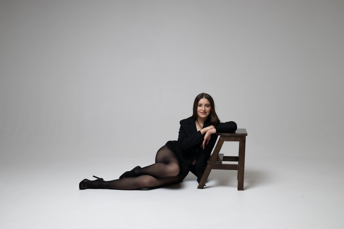 Когда ты рекламны фотограф, то должен разбираться во всех жанрах!  
Вот и фотосессия ко Дню Рождения! 🥳🎉🎂  
Photographer: Alexander Volosencev
Customer: Anastasia Churikova
Location: LeonaStage
Muah: ... | Сетка — социальная сеть от hh.ru