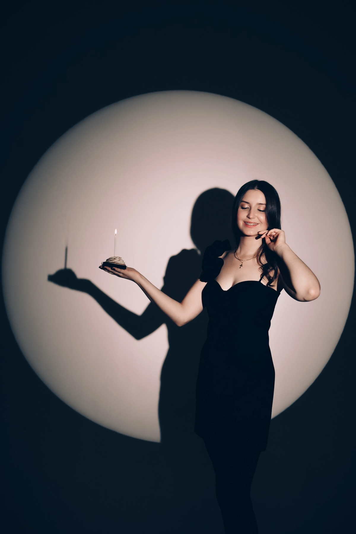 Когда ты рекламны фотограф, то должен разбираться во всех жанрах!  
Вот и фотосессия ко Дню Рождения! 🥳🎉🎂  
Photographer: Alexander Volosencev
Customer: Anastasia Churikova
Location: LeonaStage
Muah: ... | Сетка — социальная сеть от hh.ru