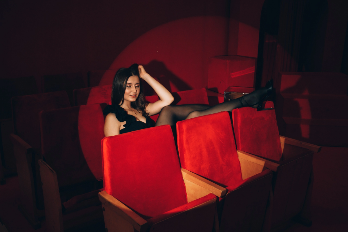 Когда ты рекламны фотограф, то должен разбираться во всех жанрах!  
Вот и фотосессия ко Дню Рождения! 🥳🎉🎂  
Photographer: Alexander Volosencev
Customer: Anastasia Churikova
Location: LeonaStage
Muah: ... | Сетка — социальная сеть от hh.ru