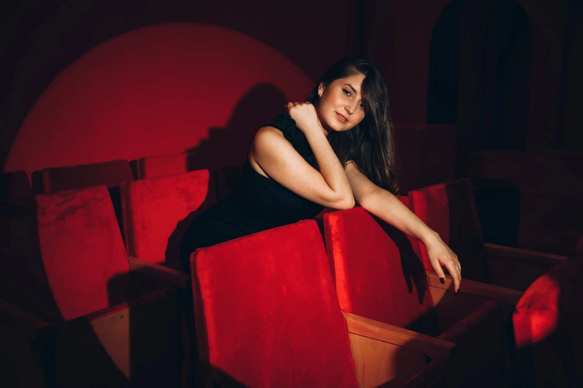 Когда ты рекламны фотограф, то должен разбираться во всех жанрах!  
Вот и фотосессия ко Дню Рождения! 🥳🎉🎂  
Photographer: Alexander Volosencev
Customer: Anastasia Churikova
Location: LeonaStage
Muah: ... | Сетка — социальная сеть от hh.ru